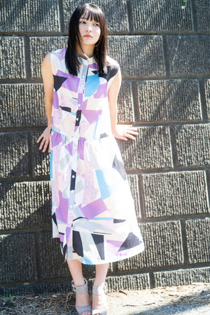 女人扒开跪着照片