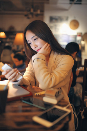 脱了乳罩喂男人吃奶喷出奶水