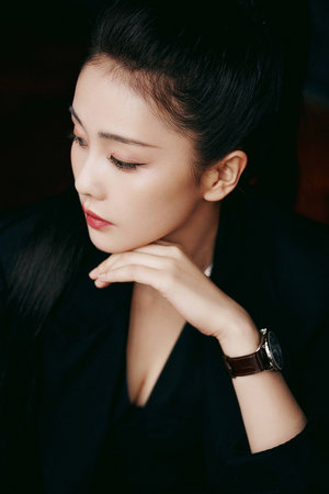 女董事长撅着肥白的屁股