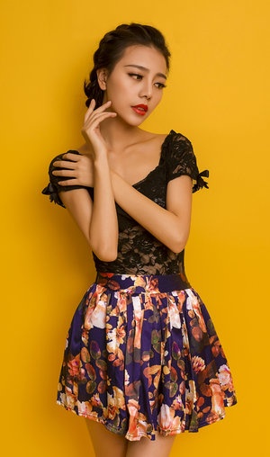 在野外被很多人NP